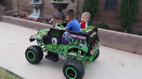 Monster Jam Grave Digger 24-Volt Battery Powered Ride-On ...