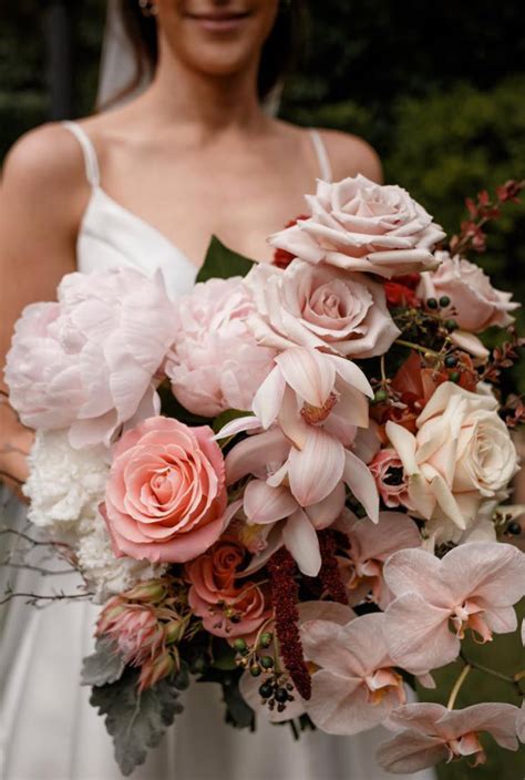 20 BOUNTIFUL BRIDAL BOUQUETS – Hello May