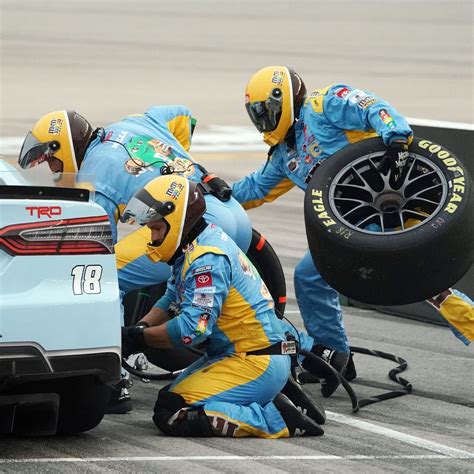 Who Should Jack Up the Car in a Nascar Pit Stop? The Answer Is in the ...