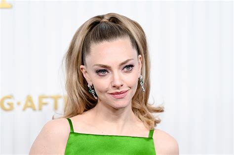 Amanda Seyfried Pops in Green Minidress at SAG Awards Red Carpet 2023 ...