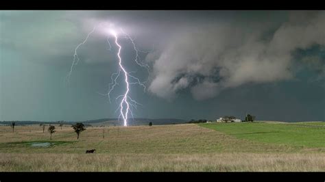 Dry lightning strikes may spark more fires in Queensland - YouTube