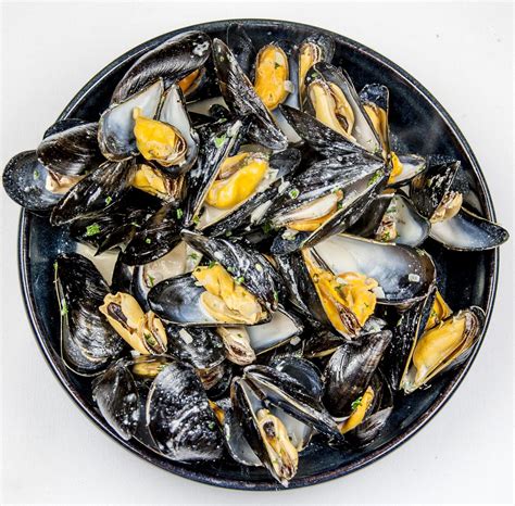 Mussels with Wine, Garlic, Parsley and Cream - The Yum Yum Club