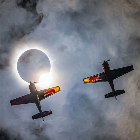 Photographers Capture Two Pilots Flying Across Total Solar Eclipse in ...