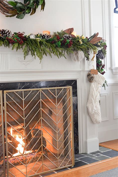 A Christmas Fireplace Mantel Garland (Rambling Renovators) | Christmas ...