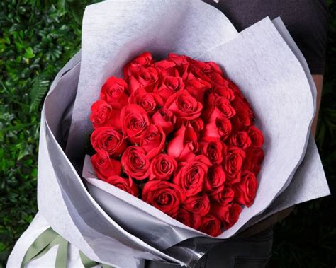 Valentine's Day Red Roses Bouquet & Gifts (36 - 100 STEMS) – Mr Roses