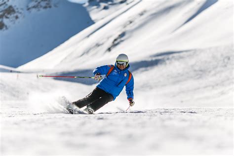 Man Skiing down a snowy mountain image - Free stock photo - Public ...