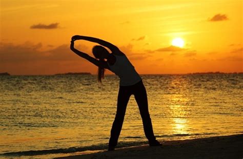 Tiryaka Tadasana {Swaying Palm Tree Pose}-Steps And Benefits - Sarvyoga ...