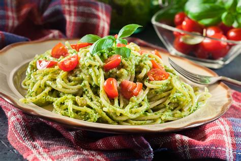 Spaghetti pomodoro e pesto: ricetta super facile - Coppo Alimentari