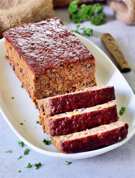 Geschmackvoller veganer Braten aus schwarzen Bohnen, der sich bestens ...