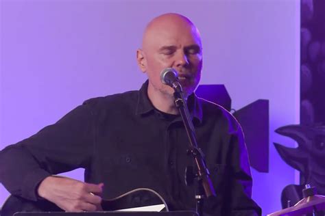 Billy Corgan holds benefit concert for Highland Park parade shooting ...