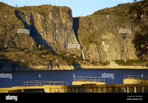 hetch hetchy dam and reservoir, waterfall Stock Photo - Alamy