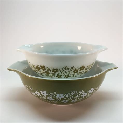 Vintage Pyrex mixing bowls