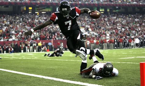 Former Falcons star QB Mike Vick retires from NFL after 13 seasons