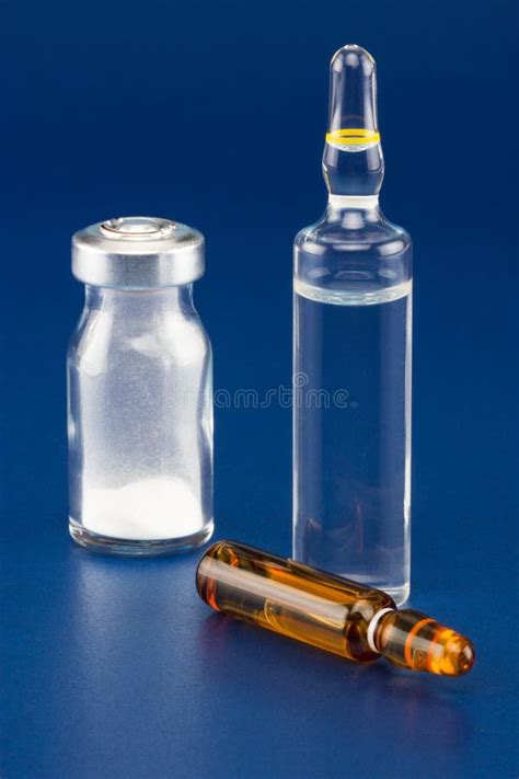 Fiole Et Ampoule D'injection Image stock - Image du pharmacie ...