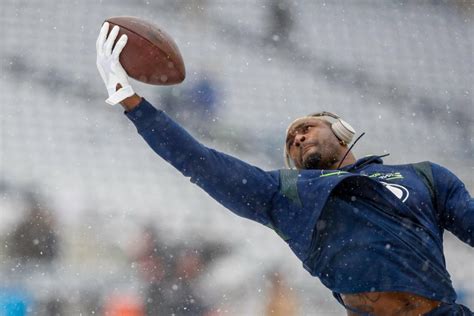 DK Metcalf makes remarkable one-handed catch, goes viral - Yahoo Sports