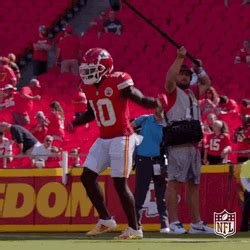 Tyreek Hill Turning Around Dance GIF | GIFDB.com