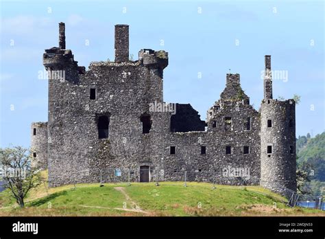 Kilchurn Castle ruins in the Scottish Highlands Stock Photo - Alamy