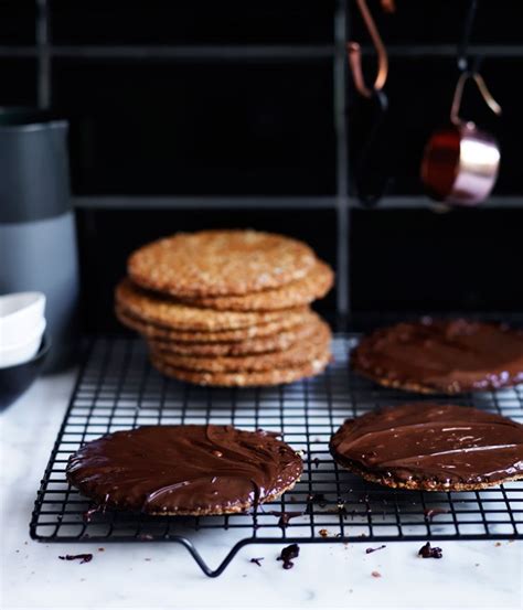 Chocolate hob-nob biscuit recipe :: Gourmet Traveller