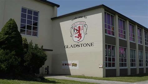 Gladstone Secondary School Kensington Kanada | GIVE High School