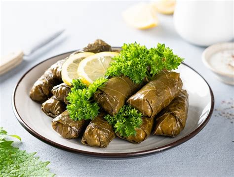 Dolma (tolma, sarma) - gefüllte weinblätter mit reis und fleisch. auf ...