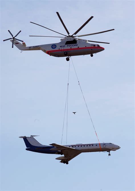 The Mi-26 helicopter can lift an airliner with ease - Business Insider