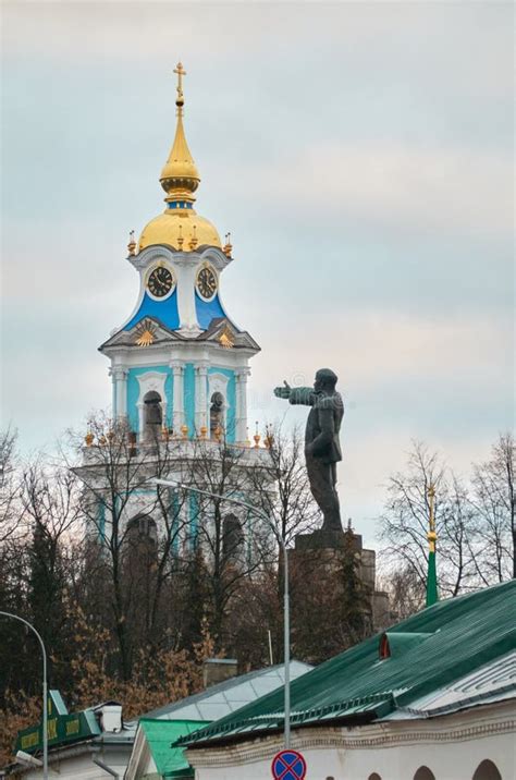 Kostroma, Russia - Monument To Lenin Against the Backdrop of the ...