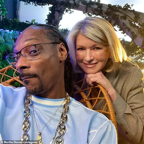 Martha Stewart decorates weed-shaped Christmas cookies with Snoop Dogg ...