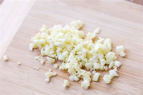 How to Mince Garlic {Step by Step} | Lil' Luna