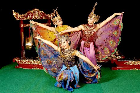 State Culture Indonesia: Very Stunning Peacock Dance