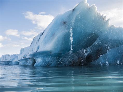 Iceberg in Jökulsárlón Glacier Lagoon, Iceland [OC][4592 × 3448] : r ...