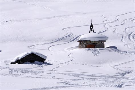 Wood cabin hut in the winter snow background 18762187 Stock Photo at ...