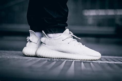 のコラボス adidas adidas Yeezy Boost 350 V2 "Cream White"の通販 by supnike's ...