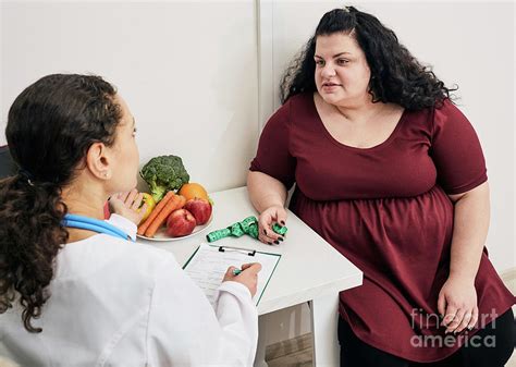 Nutritionist Consultation Photograph by Peakstock / Science Photo ...