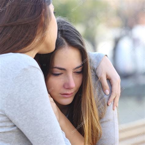 Trauriges Mädchen Weinen und trösten ihr Freund — Stockfoto ...