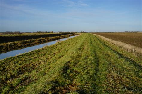 Louth Canal towards Thoresby Bridge © Ian S cc-by-sa/2.0 :: Geograph ...