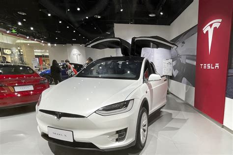 The Tesla Model X and Its Embarrassing Falcon Wing Door Problems Have ...