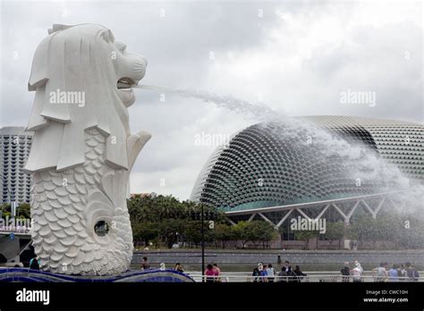 Merlion fountain in Singapore Stock Photo - Alamy