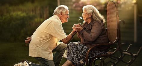 This photographer takes romantic photos of elderly couples | Elderly ...