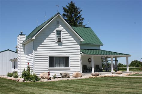 The Beauty Of A Gray House With Green Roof – Artourney