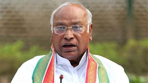 Mallikarjun Kharge holds meeting with Bihar Congress leaders