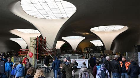 Verkehr: Besucherrekord bei offener Baustelle Stuttgart 21 | ZEIT ONLINE