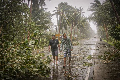 Typhoon evacuees in the Philippines told to practice social distancing