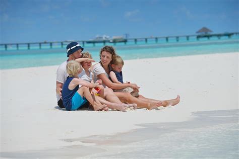 happy family on vacation 11928381 Stock Photo at Vecteezy