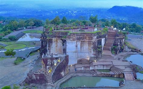 Lahirnya Tebing Breksi karena Pemahat Batu Beraksi