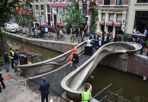 Weltweit erste Stahlbrücke aus dem 3D-Drucker in Amsterdam