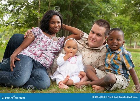 Família Feliz Multicultural Imagem de Stock - Imagem de floresta, nave ...