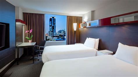 Downtown Toronto Hotel with Rooftop Pool | Hyatt Regency Toronto