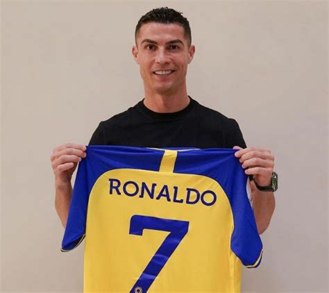 Cristiano Ronaldo holds Al Nassr no7 jersey after contract signed ...