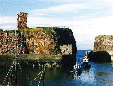 File:Dunbar Harbour and Castle, 1987.jpg - Wikimedia Commons