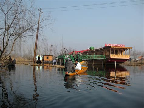 A Kashmiri Photo Story (8): Visiting Srinagar's Dal Lake in Winter ...